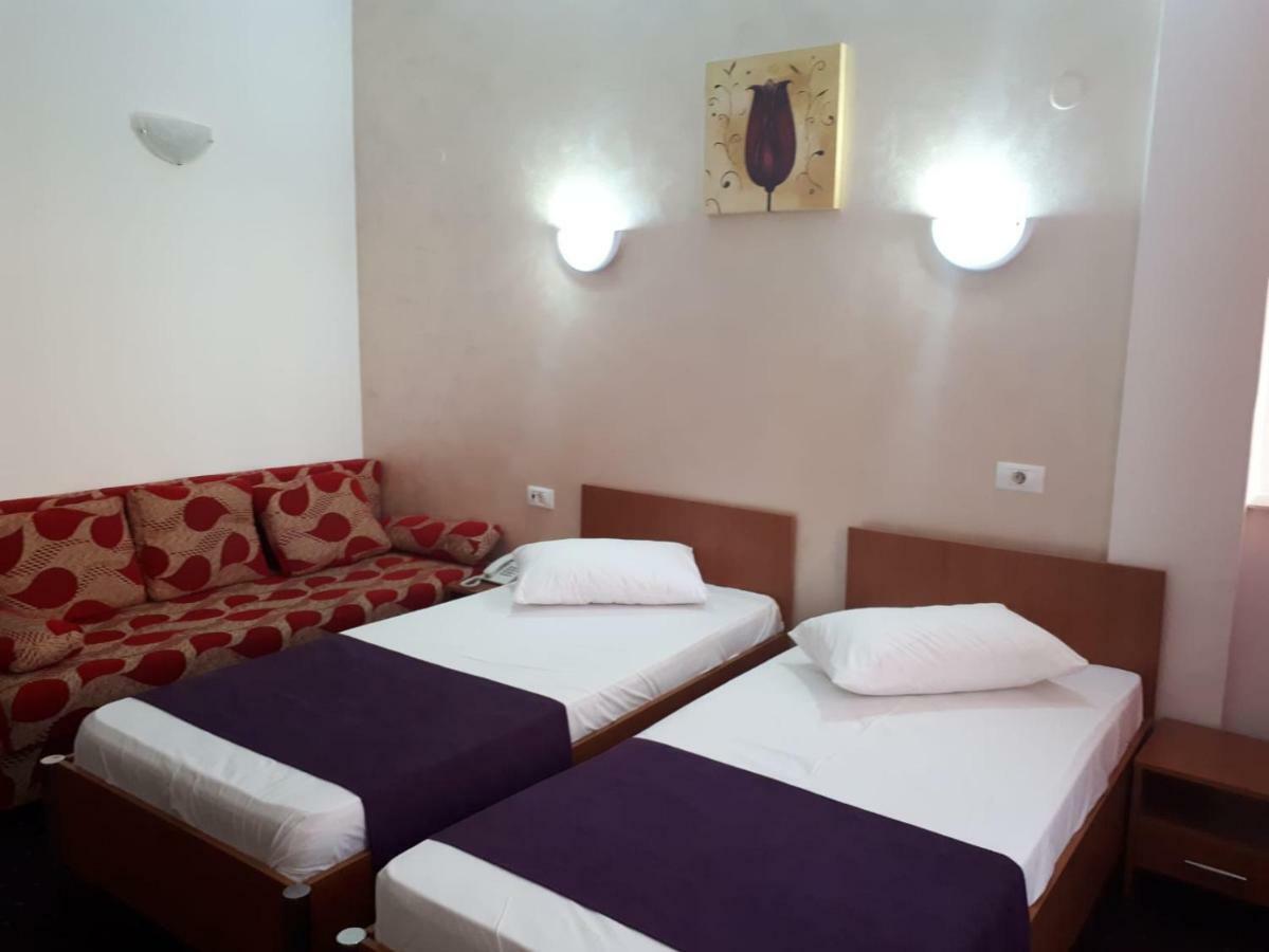 Hotel Flormang Craiova Exterior photo