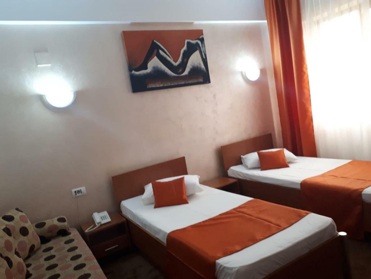 Hotel Flormang Craiova Exterior photo
